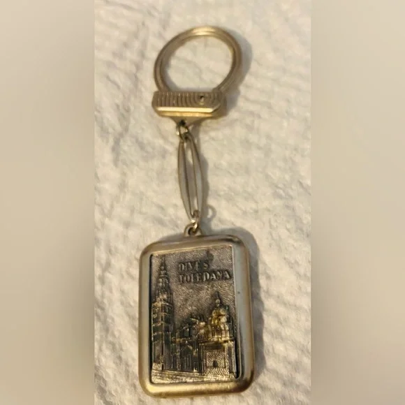 Vintage Souvenir Keychain from the Toledo Cathedral in Toledo, Spain - Picture 3 of 7